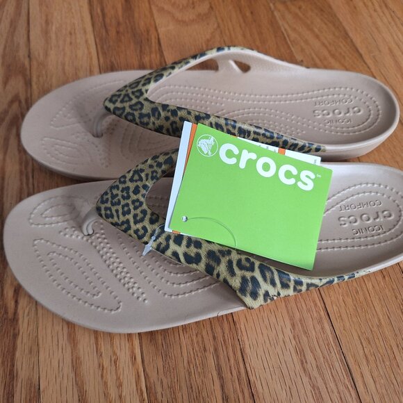 Crocs Comfort Kadee II Leopard Print Tan Flip Flops Sandals Women's Size 9 NWT - Picture 1 of 4
